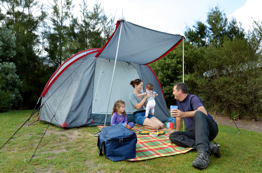 famille dans une tente de camping en Corse 